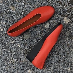 Hopp Wedge Heel in Red sz 9